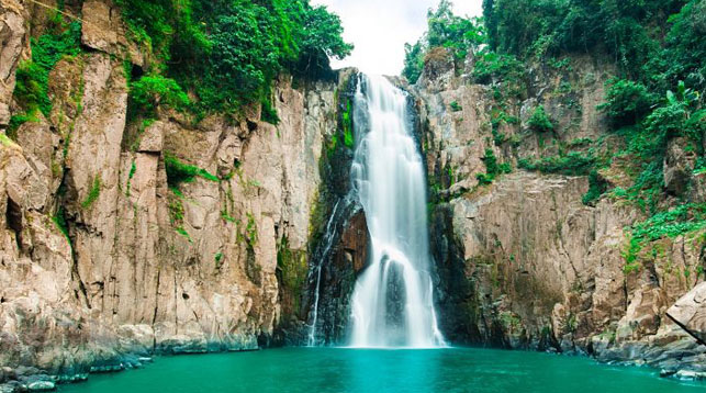 В Таиланде российский турист упал с водопада, делая селфи
