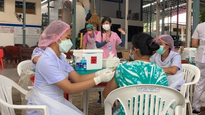 Жители острова Ко Лан у побережья Паттайи получают усиленную вакцинацию