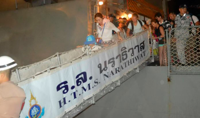 ВМФ Таиланда помогает туристам покинуть Ко Рача Яй