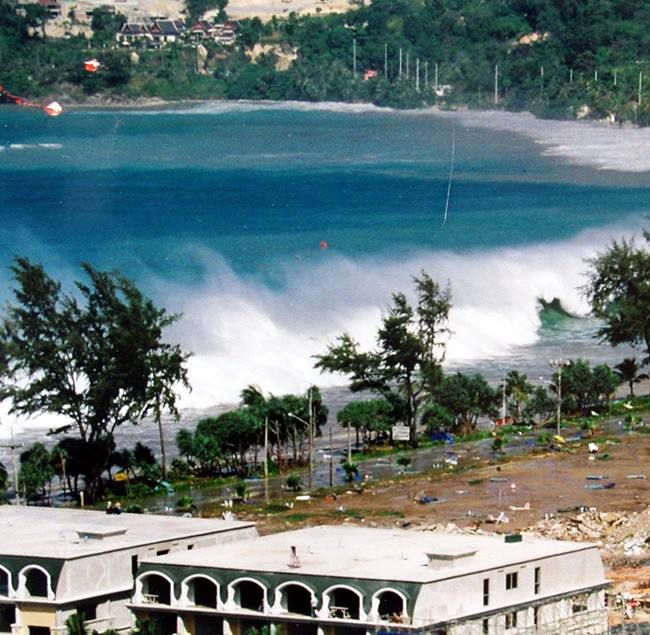 Patong Beach Tsunami Raw Video (2004)
