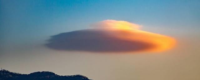 В Таиланде жители заметили спрятавшийся за облаками НЛО