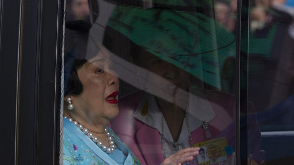Королеву Таиланда доставили в больницу с высокой температурой