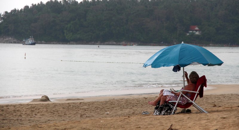 Туристам на пляже Ката напомнили о запрете приносить лежаки