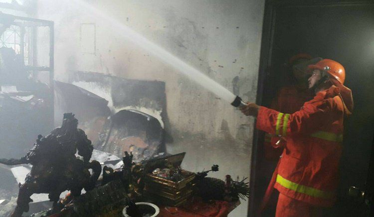 Пожаре в небольшом ресторане Khao Gang Pa Noi Restaurant у храма Wat Manik.  Причиной пожара стала ненадежное электрооборудование и плохое состояние крыши самого здания.