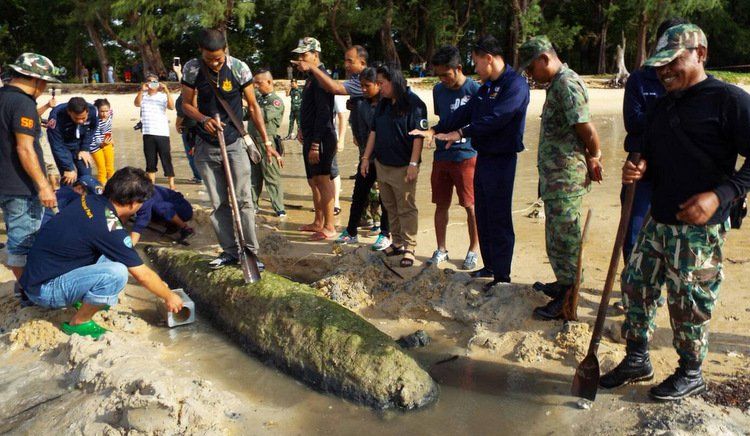 Саперный отряд пхукетской полиции и специалисты с базы ВМФ в провинции Пханг-Нга изучили подозрительный объект, обнаруженный на пляже Най-Янг во вторник, и пришли к выводу, что это действительно торпеда