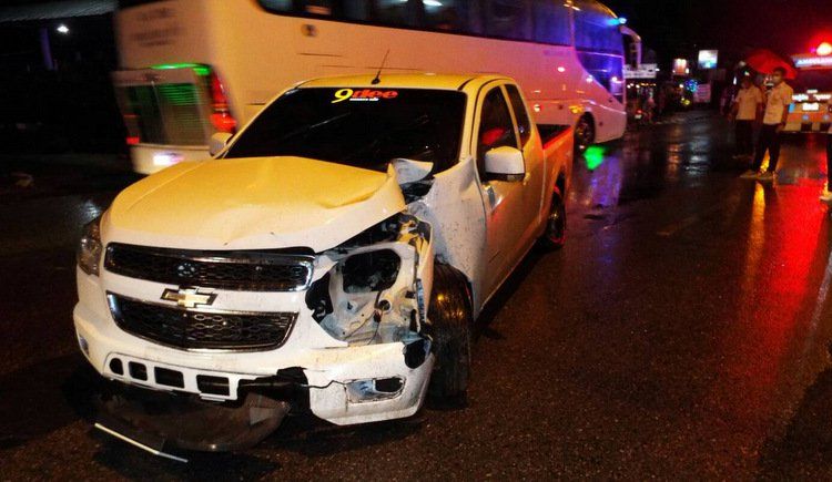 На Пхукете произошла авария с участием пикапа и такси с туристами.  Водитель пхукетского такси и его пассажиры избежали травм после того, как их автомобиль врезался в фонарный столб, сбитый потерявшим управлением пикапом