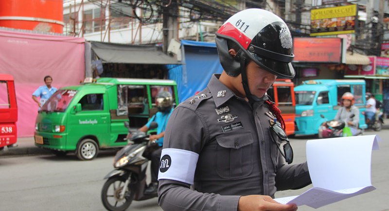 Полиция Патонга выясняет мотивы 25-летнего мужчины, который на красной Mazda 2 протаранил припаркованные мотоциклы