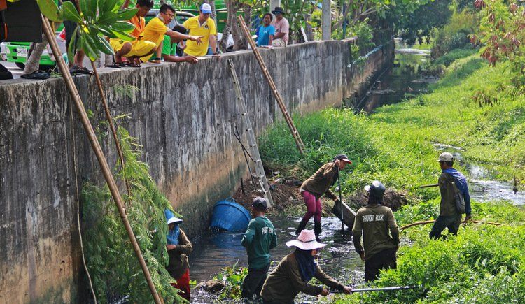 В Пхукет-Тауне начали чистить каналы от мусора перед сезоном дождей