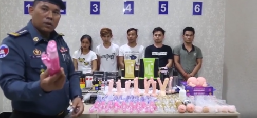 В Камбодже полицейский арестовал продавцов секс-игрушек и потряс на камеру дилдо