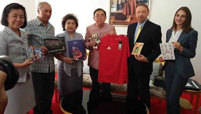 Посол РФ передал тайскому министру подарки для спасенных из пещеры детей