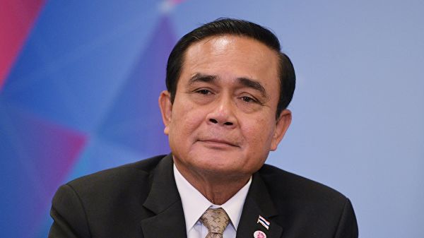 Премьера Таиланда заставили читать программу правительства "по бумаге"