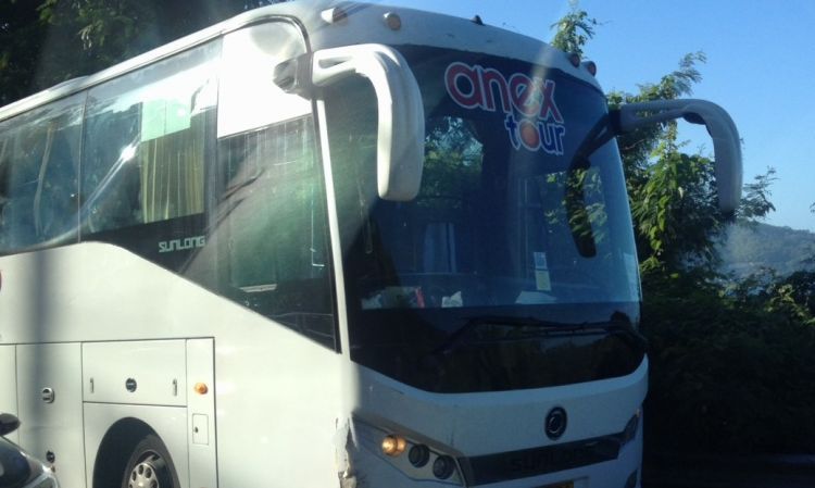 Автобус с туристами из России попал в аварию на Пхукете. На крутом повороте автобус врезался в пикап, в результате чего у того лопнуло колесо. Никто не пострадал