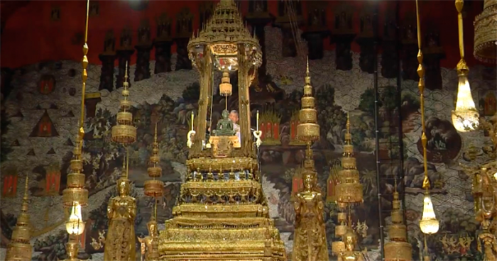 Королевская церемония смены облачения Изумрудного Будды