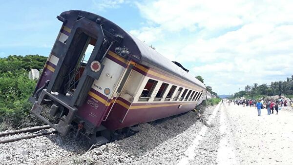 В Таиланде поезд сошел с рельсов
