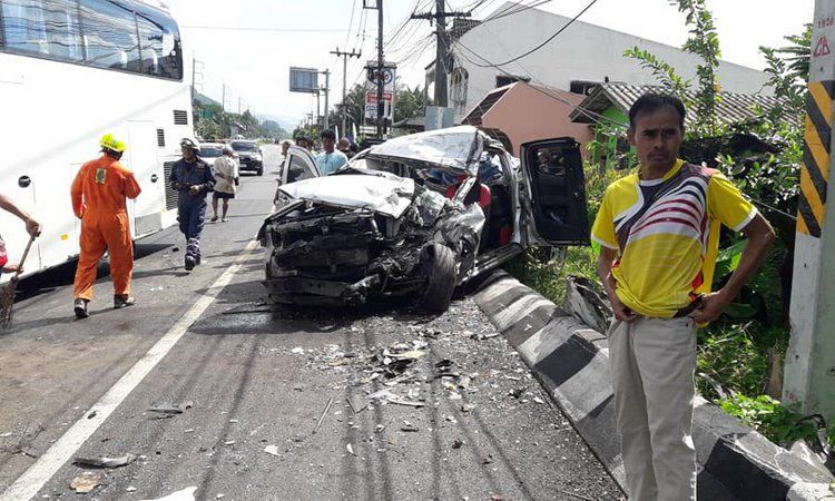 Дорожная авария с участием пикапа, мотоцикла и туристического автобуса произошла  на трассе 4311 в провинции Пханг-Нга. Четыре человека погибли