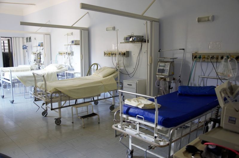 Экс-директоров тайской больницы будут судить за завышение цен иностранцу