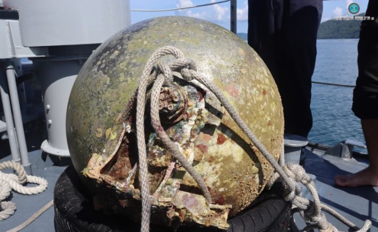 Специалисты ВМФ Таиланда  подняли со дна сферический объект, который оказался пустым топливным баком от космического аппарата или спутника