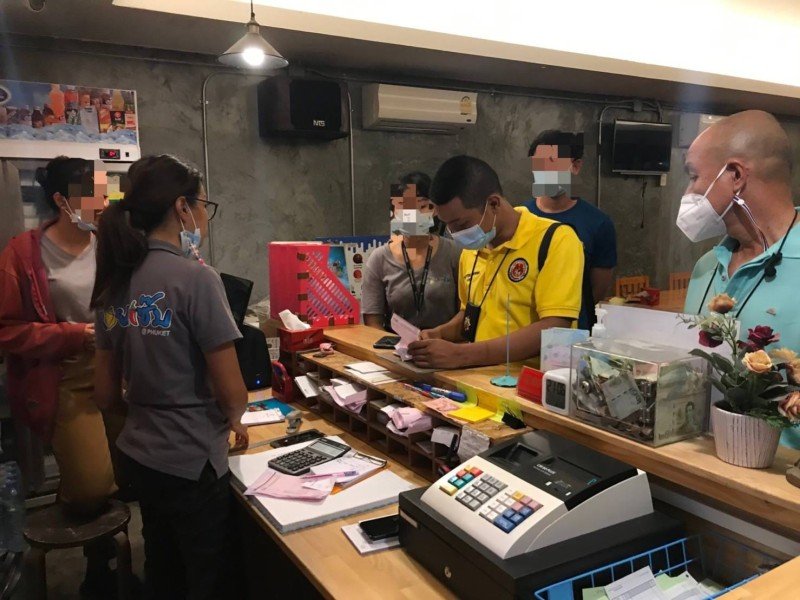 Полиция Чалонга совместно с волонтерами провели проверку в баре Honey Pot