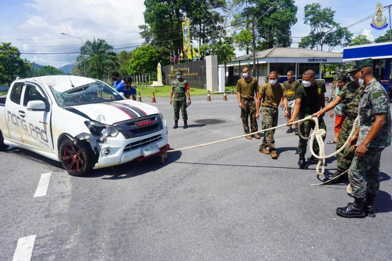Пикап вылетел с дороги напротив ворот военной базы в провинции Пханг-Нга