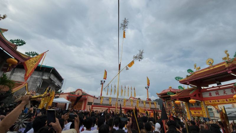 Лампадные столбы го тенг подняли в храмах 25 сентября. Вегетарианский фестиваль начался