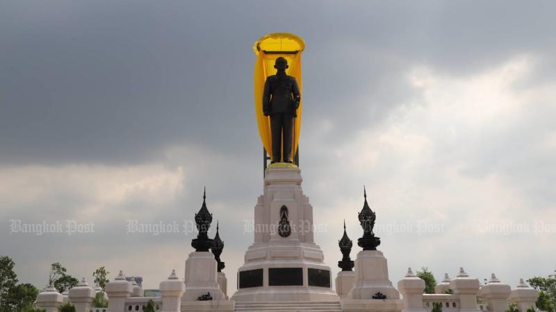 Его Величества Рама Х и Королева Сутхида открыли памятник отцу правящего монарха Королю Пхумипону Адульядету Великому