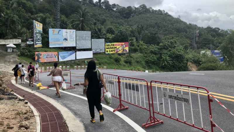 Пешеходный переход через поврежденный участок дороги из Кату в Патонг опробовали в деле