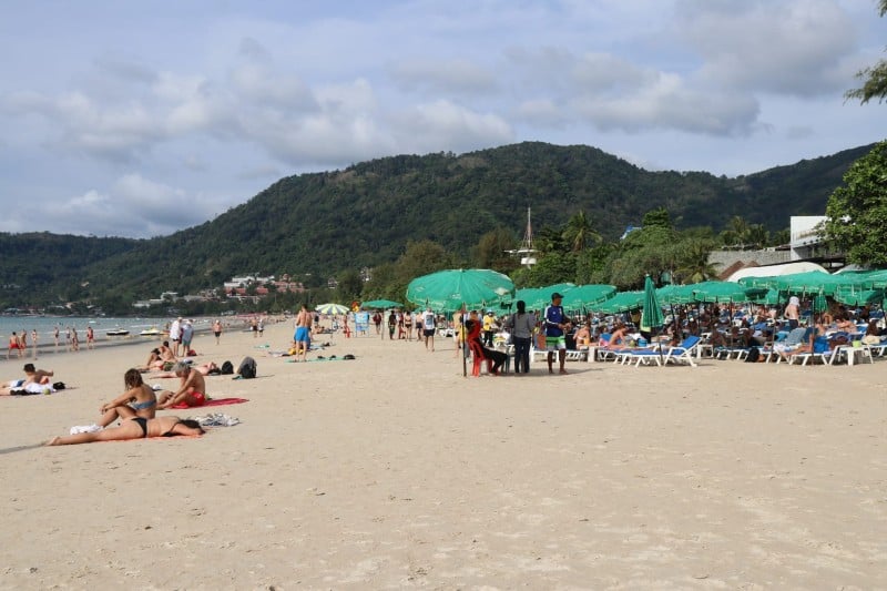 Прокатчикам лежаков на пляже в Патонге нужно больше места