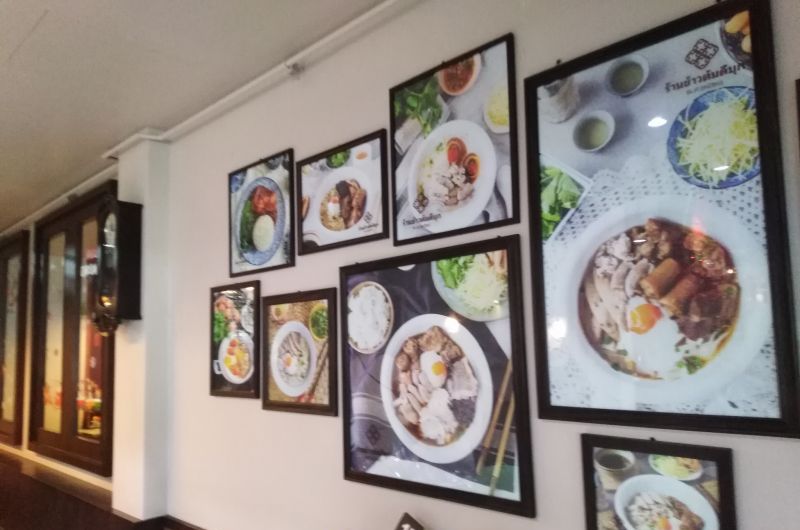 Кухня перанакан с секретным ингредиентом в Khao Tom Dibuk