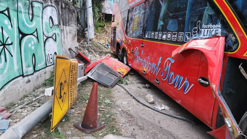Туристический автобус попал в аварию на спуске с холма по пути в Патонг утром 23 марта