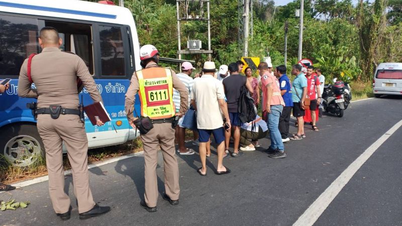 Туристический автобус, перевозивший группу индийских туристов, вылетел с дороги на Пхукете
