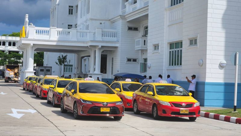 Водители таксиметров обратились к властям Пхукета с просьбой защитить их от конкуренции