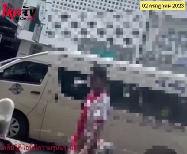 Туристическая полиция Пхукета  занимается поисками водителя микроавтобуса, из резонансного видео