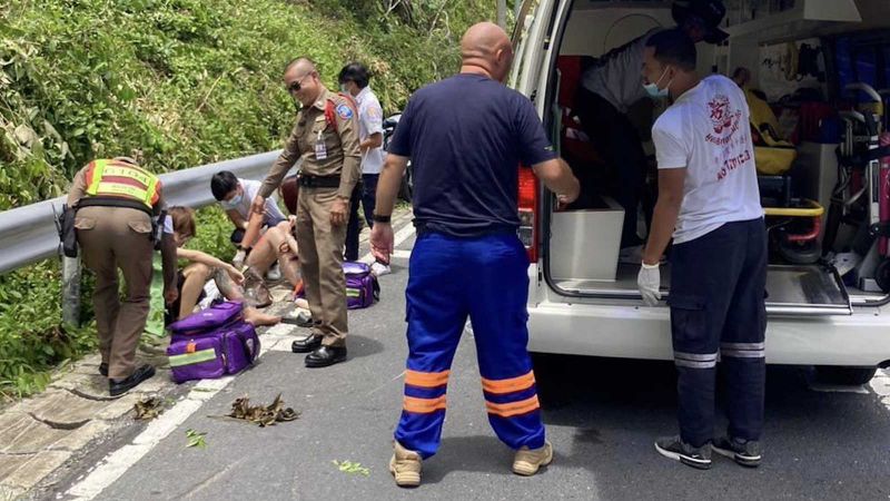 Мужчина и женщина из Китая пострадали в ДТП на холме в Кароне