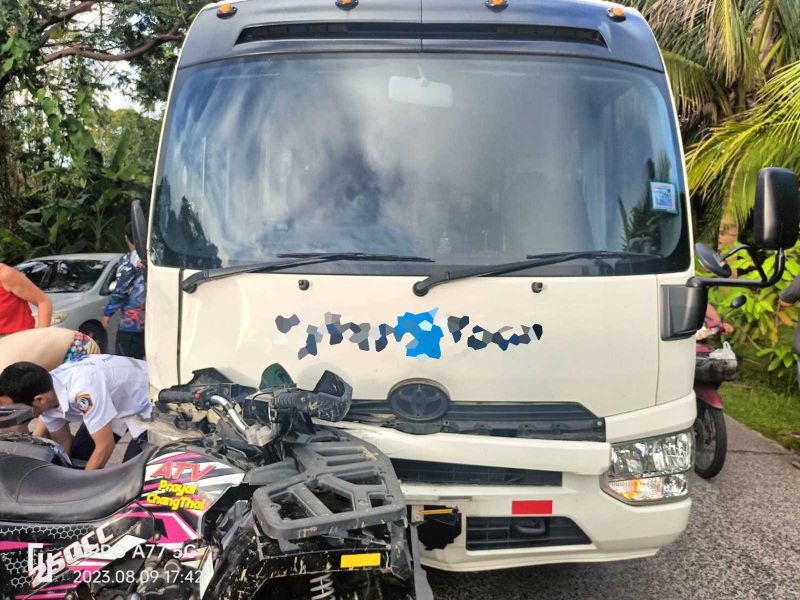 Квадроцикл и туристический автобус не смогли разъехаться на дороге к Большому Будде