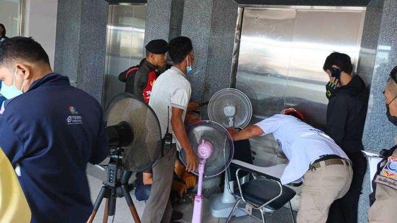 Группа из 16 студентов Phuket Rajabhat University больше часа провела в университетском лифте