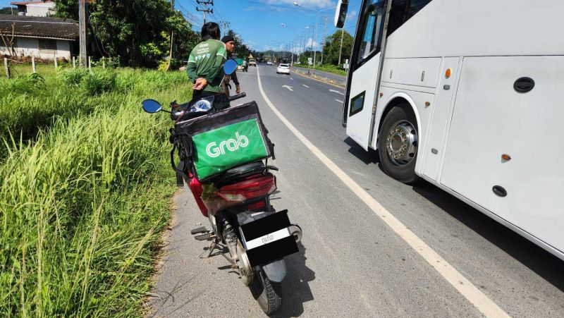 Курьер Grab разбил стекло туристического автобуса