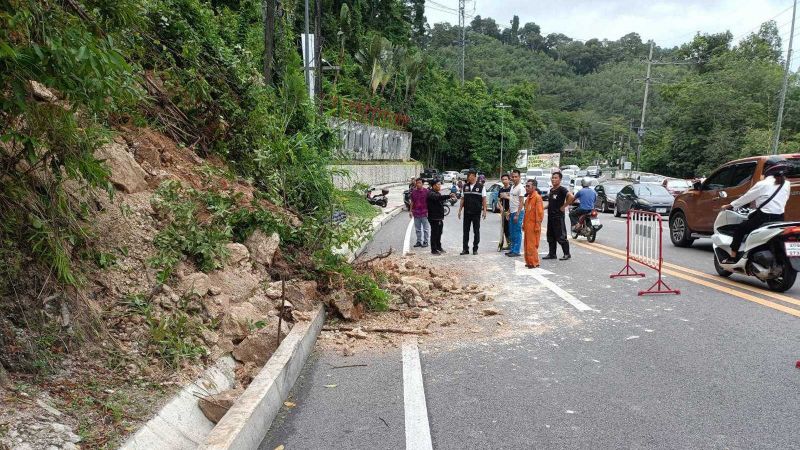 Движение по трассе, соединяющей Патонг и Кату в связи с обвалом грунта на склоне холма было затруднено