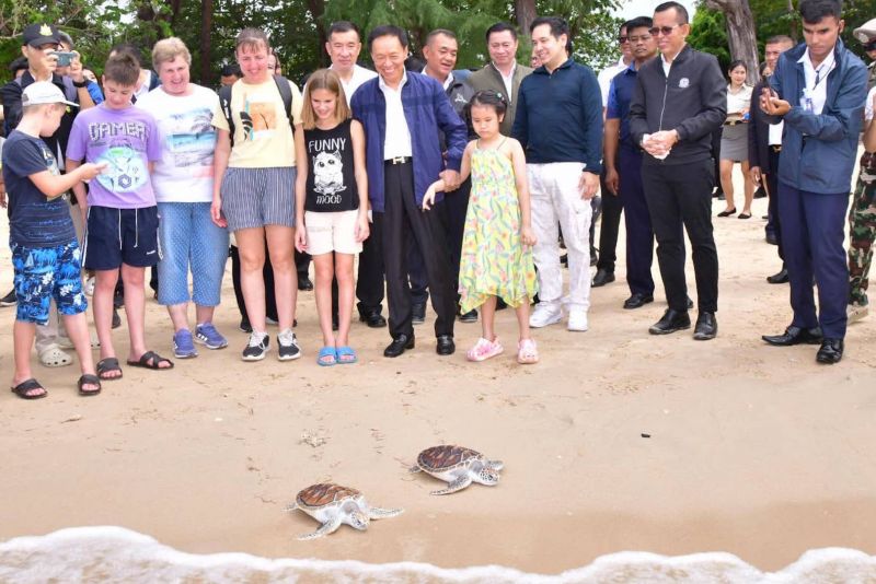 Генерал Вонгсуван посетил национальный парк «Сиринат» и принял участие в церемонии выпуска в море зеленых черепах