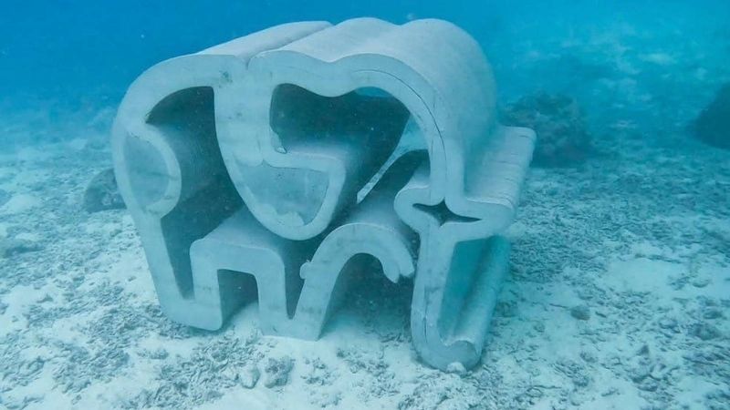 На дне моря у Рачи-Яй установили бетонных слоников
