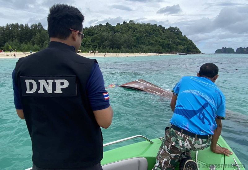 Традиционная тайская лодка затонула у побережья Бамбукового острова в акватории нацпарка Hat Noppharat Thara – Mu Ko Phi Phi