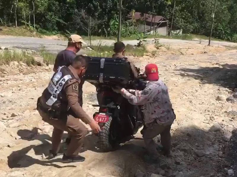 Иностранец на скутере решил проверить состояние дороги, ведущей из Чалонга в Патонг напрямую через холмы и застрял