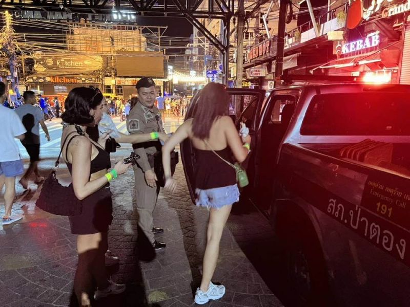 Полицейский участок Патонга заявил, что его сотрудники готовы помочь с развозом пьяных туристов