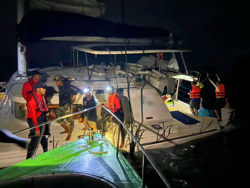 Моряки ВМФ Таиланда и сотрудники нацпарка на острове Ланта успели предотвратить затопление парусного катамарана
