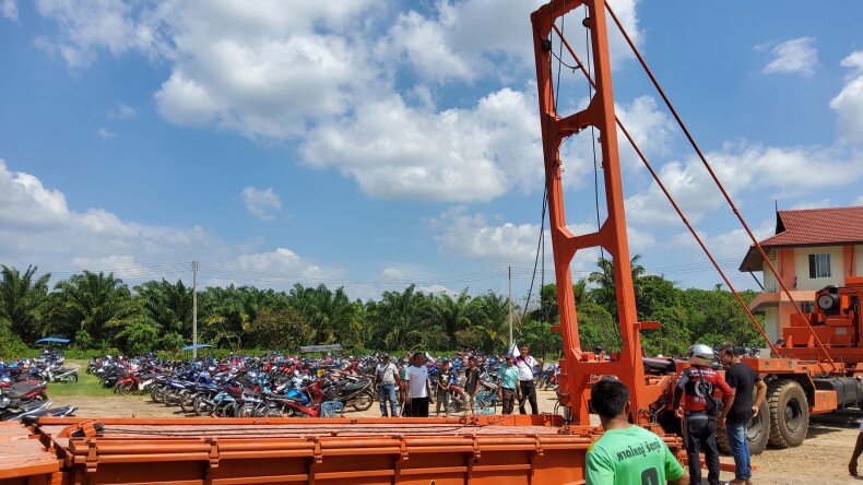 Демонстрация работы мостоукладчика на Дне детей в провинции Сатун закончилась несчастным случаем