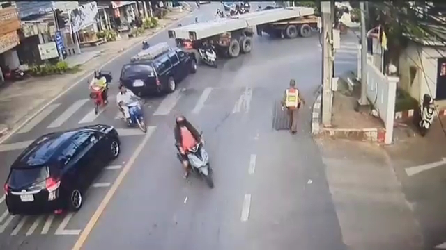 В тайских соцсетях активно обсуждают видео, которое опубликовала сегодня, 29 января, полиция района Чернг-Талей