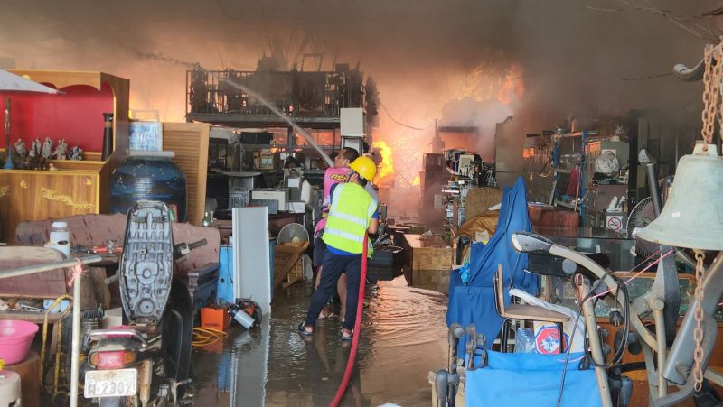 Крупный пожар произошел во второй половине дня 30 января в магазине Roy An, Pan Yang