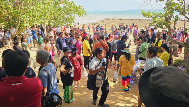 Тайцы Пхукета провели акцию протеста на «личном пляже» основателя Green Elephant Sanctuary