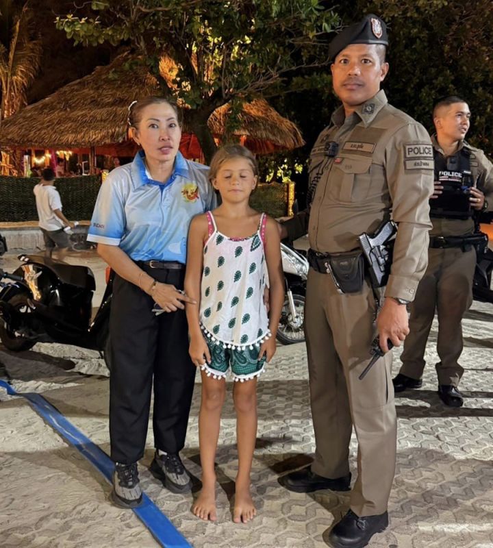 Сотрудники полиции Патонга помогли маленькой туристке воссоединиться с родителями