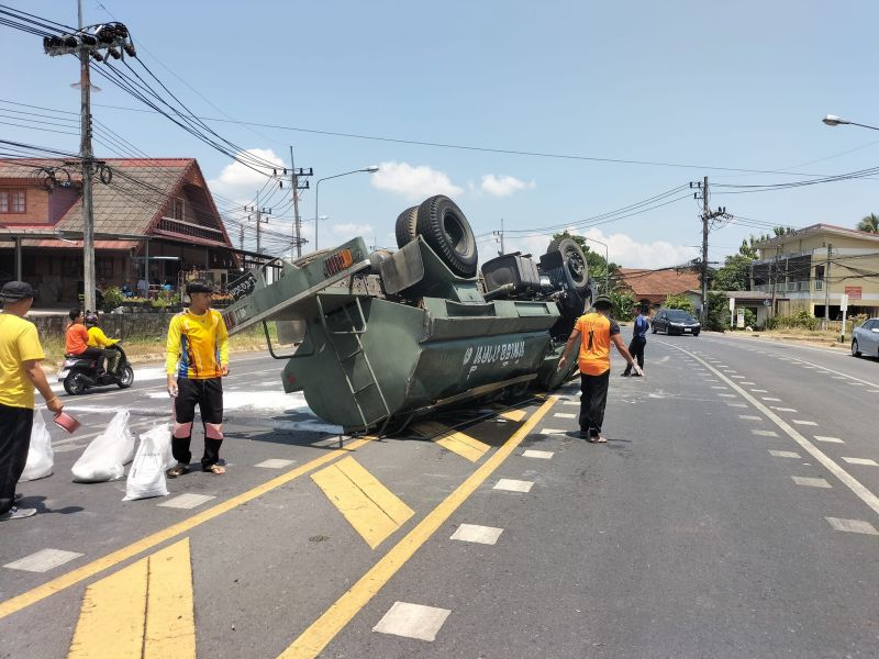 Грузовик с цистерной из автопарка ВМФ Таиланда перевернулся на шоссе Sakdidet Rd.