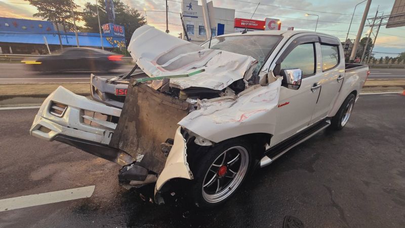 Пикап Isuzu врезался в припаркованную фуру на шоссе Bypass Rd